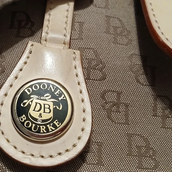 👜✨ Dooney & Bourke Signature DB Tote ✨👜 - Picture 2 of 12